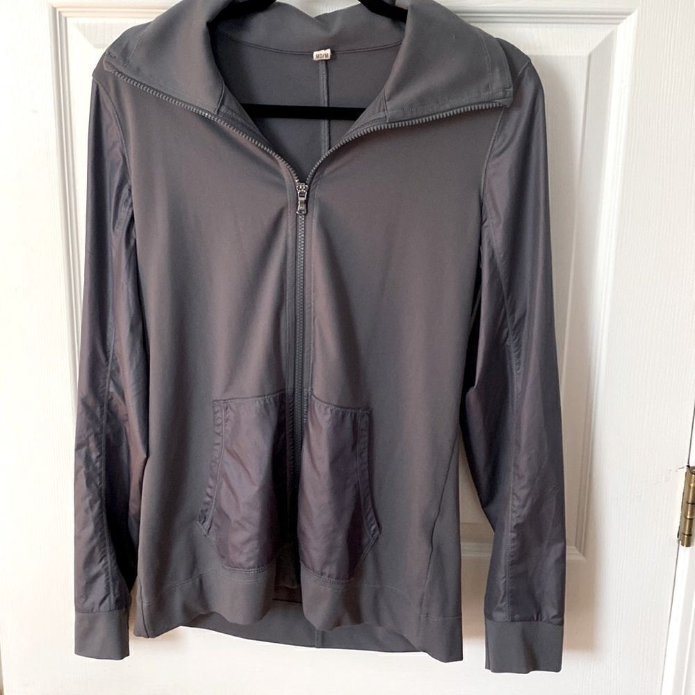 Women’s gray Under Armour super zip up lightweight running jacket